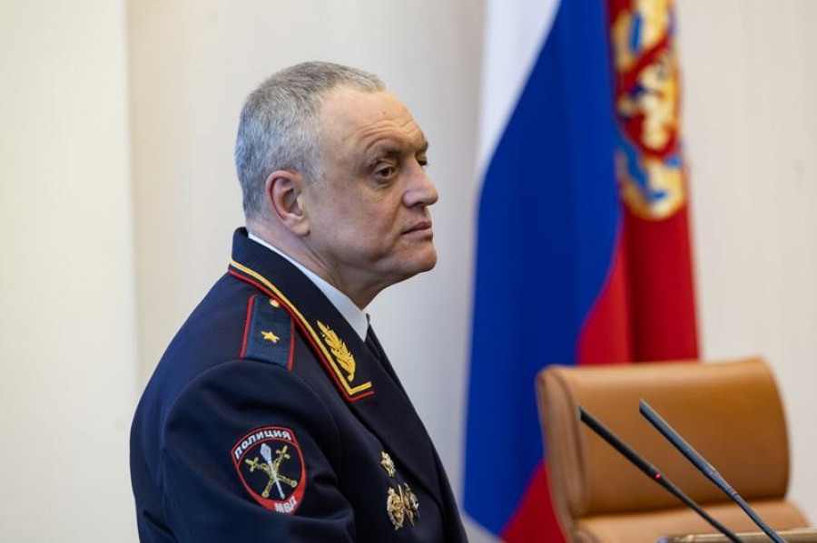 Сессия Заксобрания: полицейские и депутаты, волки и собаки