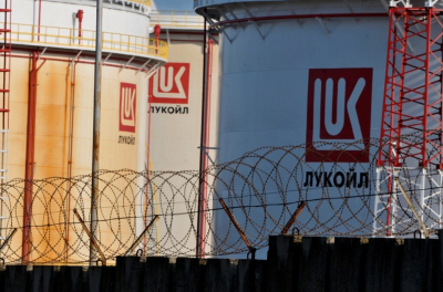 «Лукойл» попросил отсрочку для завершения операций со своими зарубежными активами после введения санкций — Reuters